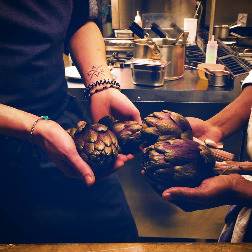 Carciofi stagionali selezionati in cucina al Laguna Libre, cucina sostenibile