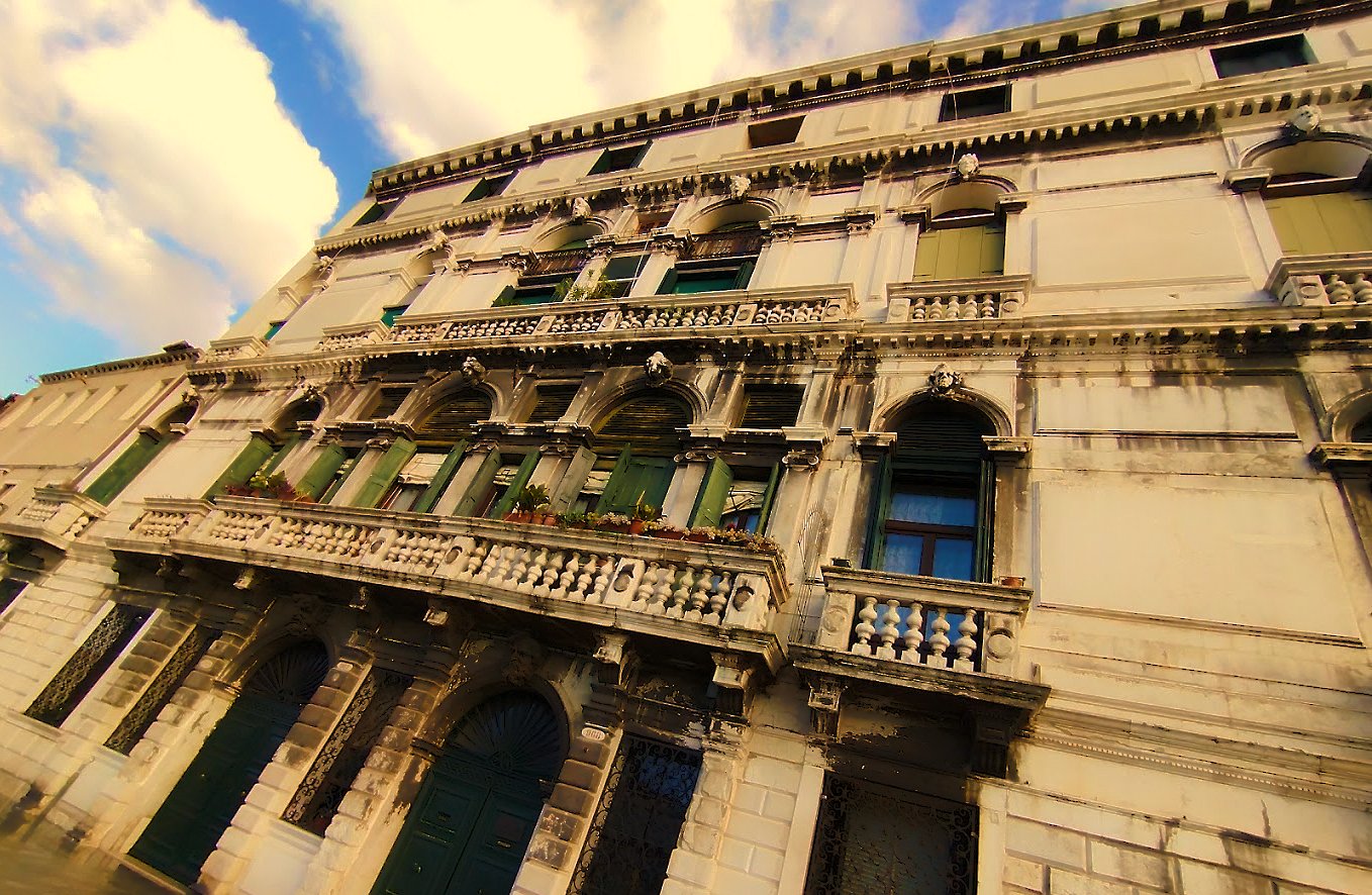 Facciata del Palazzo Surian Bellotto, sede del Laguna Libre a Venezia