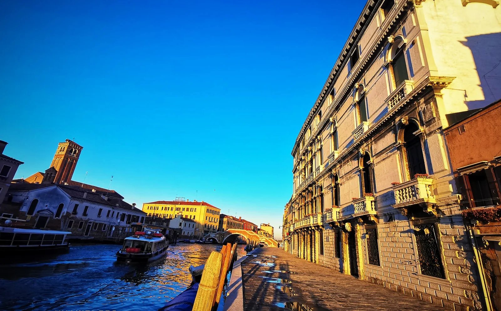 Il Canale di Cannaregio davanti al Laguna Libre