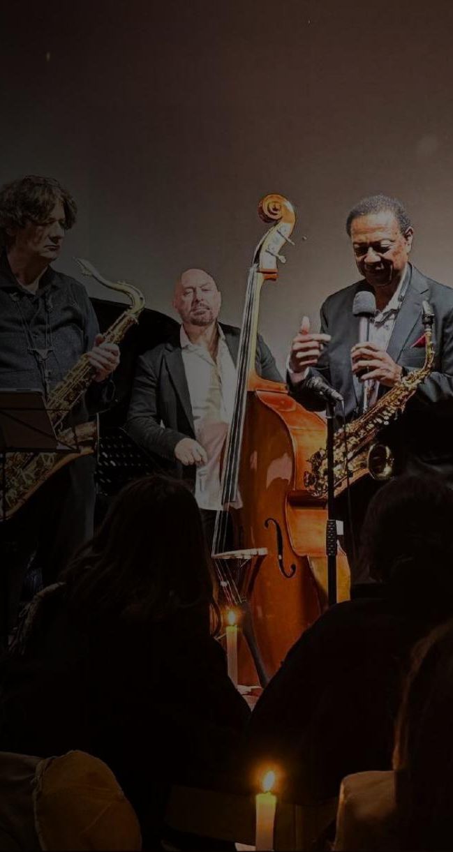 Quartetto jazz sul palco a lume di candela