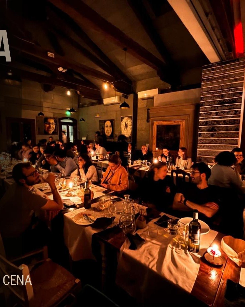 Sala interna con lunghe tavolate
