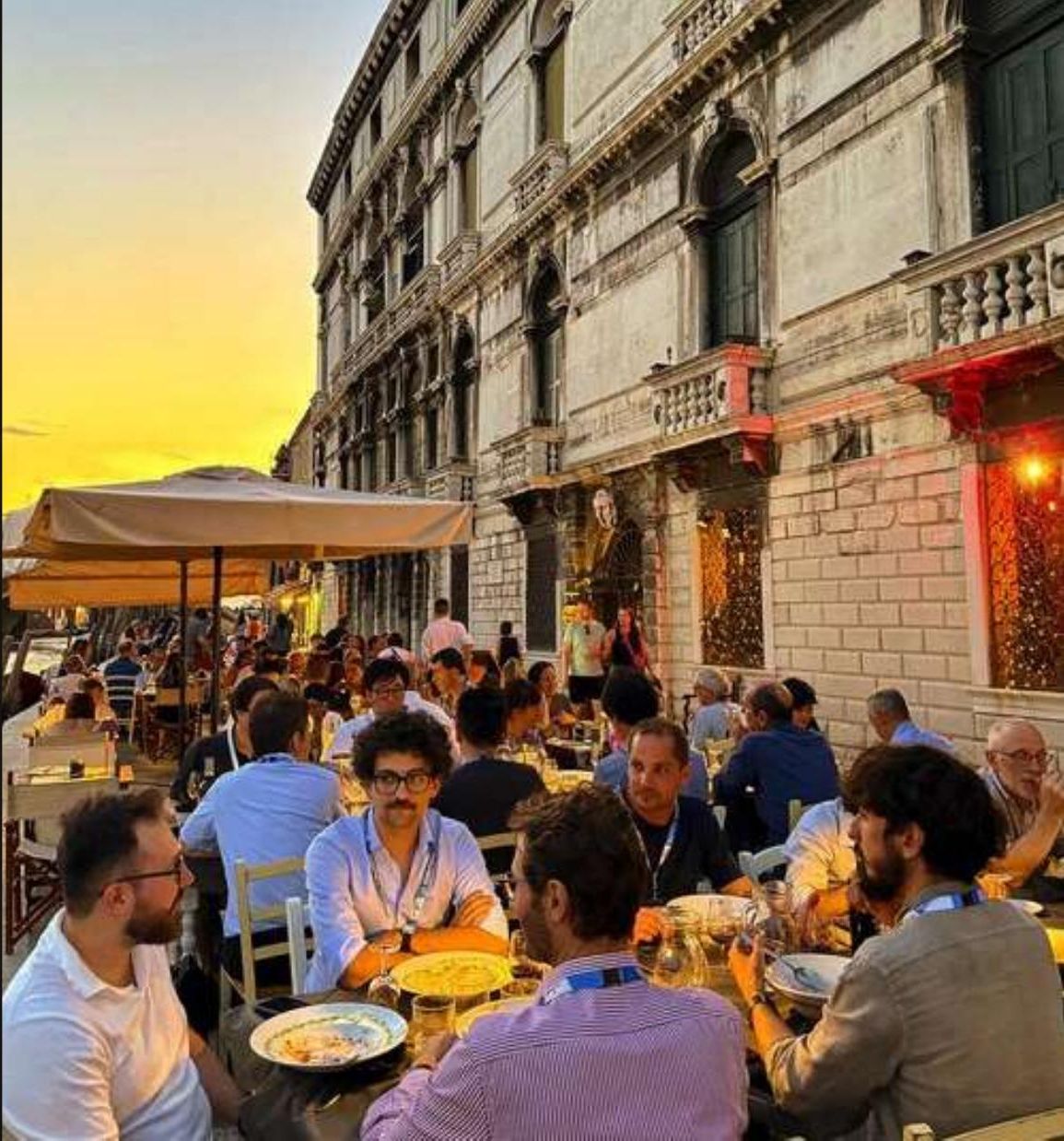 Cena in terrazza al tramonto davanti a Palazzo Surian Bellotto