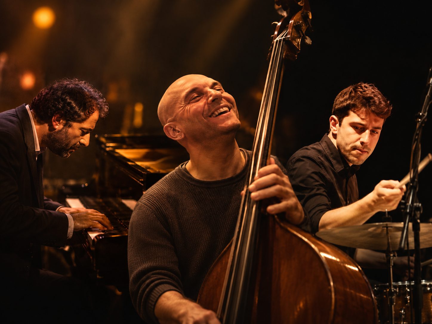 Daniele Pozzovio al pianoforte, Marc Abrams al contrabbasso e Raul Catalano alla batteria