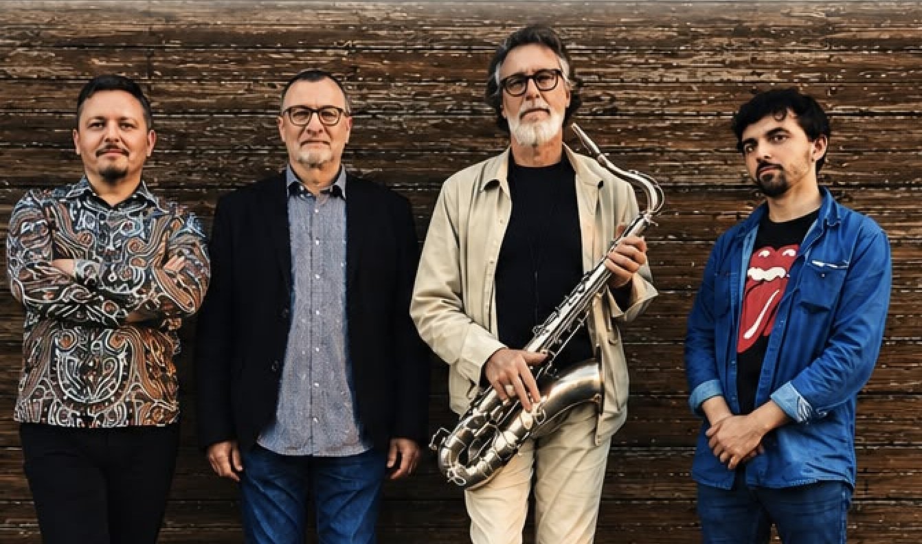 In & Out 4tet, quartetto jazz al Laguna Libre di Venezia: i quattro musicisti davanti a una parete di legno, Robert Bonisolo con il sax tenore