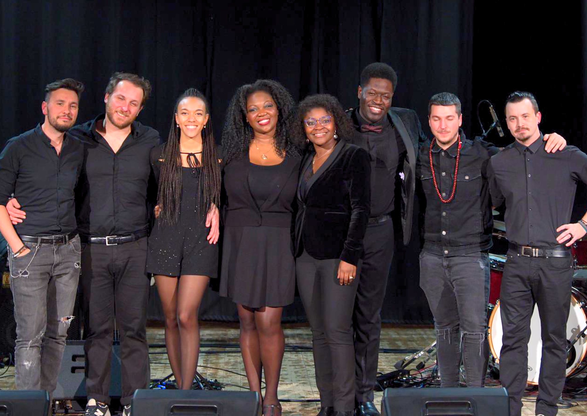I cantanti e i musicisti di United Praise sul palco